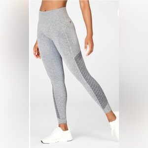 Fabletics Women’s Pant Sync Seamless Leggings, 7/8 length, high-waisted EUC sz L